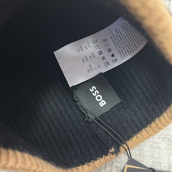 100% Authentic Hugo Boss Beanie / NWT
New never worn - Picture 3 of 5